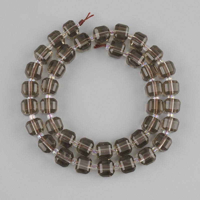 Koraliki z dymnego topazu, fasetowane kostki 8×8 mm ±, drobne koraliki 3 mm ±, długość około 36 cm, na nitce