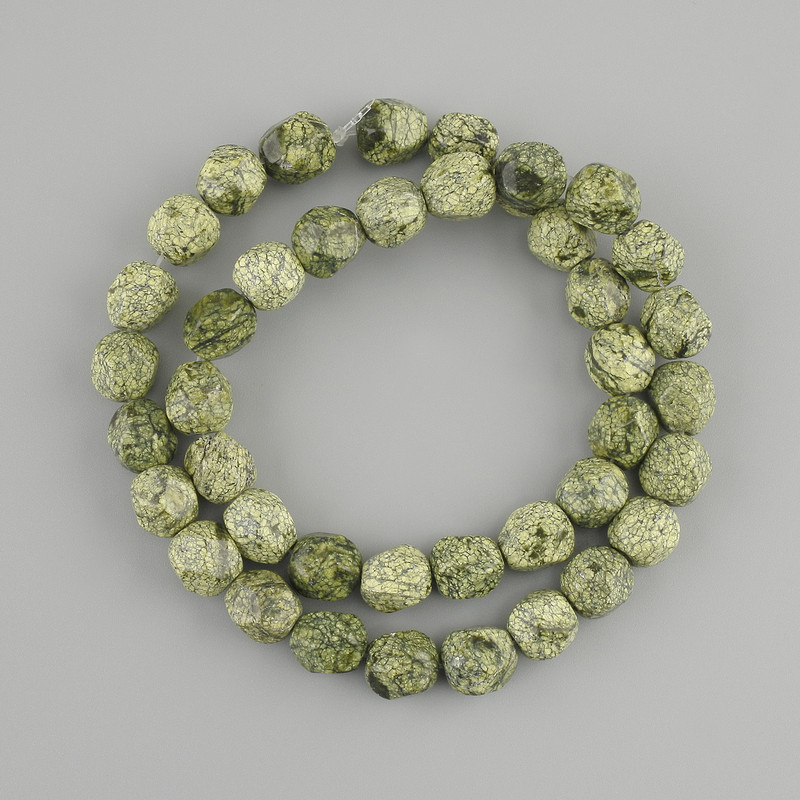 Koraliki serpentyn wielokątne, średnica 9×8 mm ±, długość około 37 cm ±, na żyłce