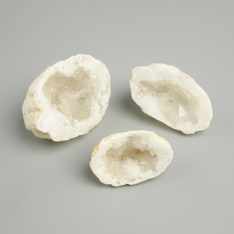 Geoda pamiątkowa z kryształu górskiego, wymiary ~ 41-52×25-40 mm ± (asortyment rozmiarów)