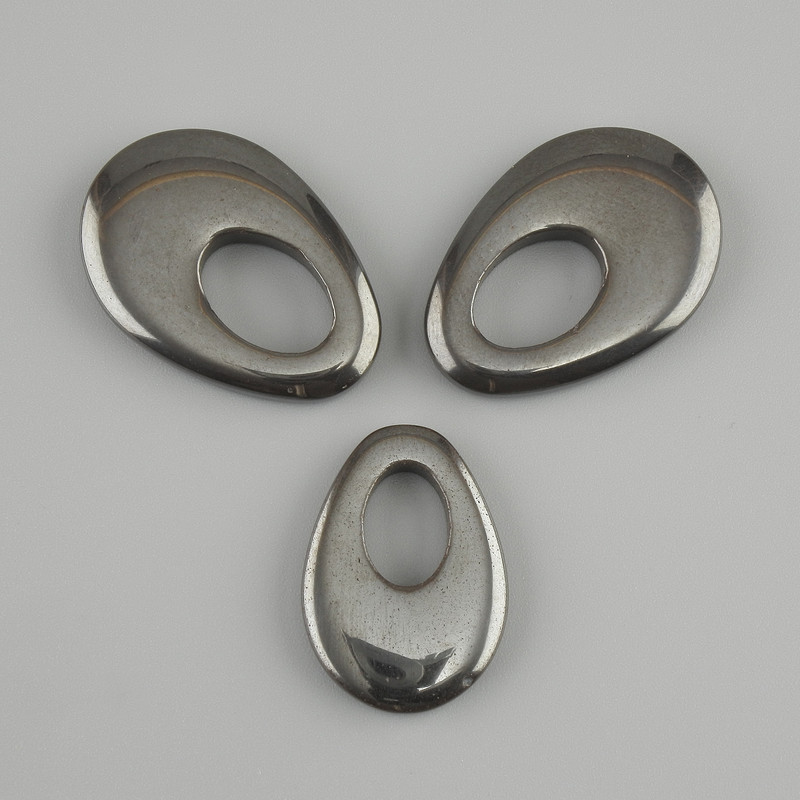 Wisiorek w kształcie kropli z hematytu, średnica 27×19 mm ±, średnica otworu 12×8 mm ±