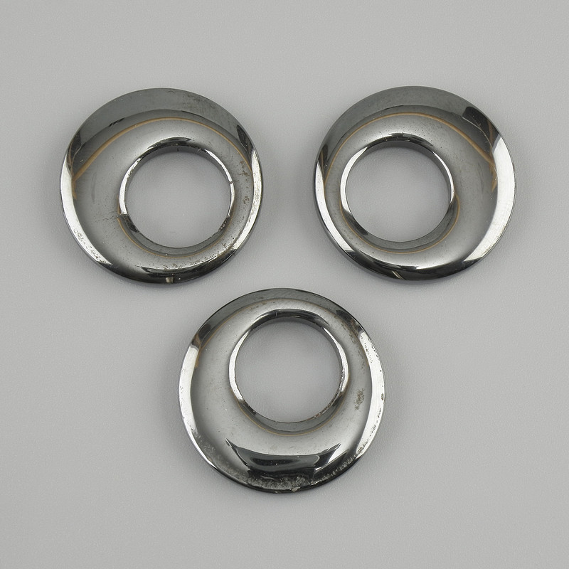 Wisiorek w kształcie pączka z hematytu, średnica 22×3–3,5 mm, średnica otworu 11 mm
