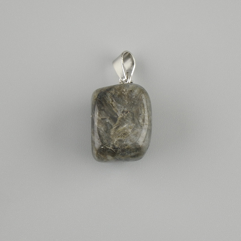 Wisiorek Totem z larvikitu w formie bloczka 14×11×11 mm, długość 23 mm, różnych rozmiarów