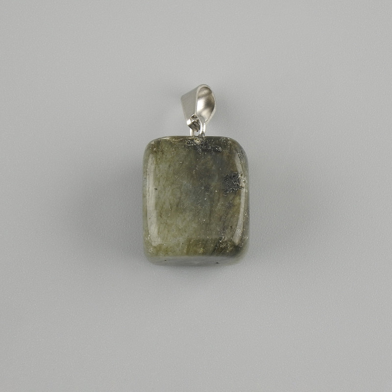 Wisiorek Totem z labradorytu, w kształcie prostopadłościanu o wymiarach 14×11×11 mm, długość ok. 23 mm, różne rozmiary