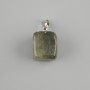 Wisiorek Totem z labradorytu, w kształcie prostopadłościanu o wymiarach 14×11×11 mm, długość ok. 23 mm, różne rozmiary