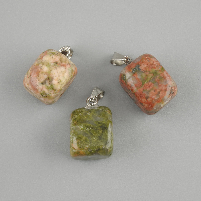 Wisiorek Totem z jaspisu heliotropowego, bryłka 16×11×11 mm (+/-), długość 24 mm (+/-), rozmiary w asortymencie