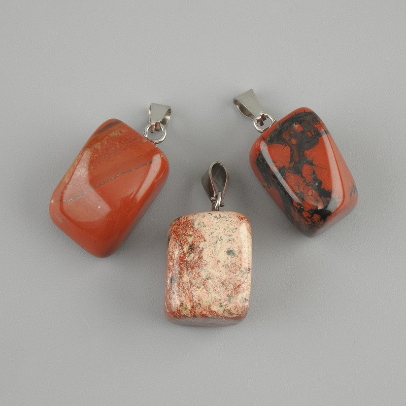 Wisiorek Totem z jaspisu, bryłka 16×11×11 mm, długość około 24 mm, rozmiar asortymentowy