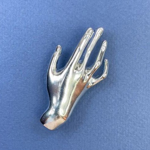 Broszka-kulon «Ręka» z srebrzystego metalu 27×55 mm+