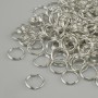 Furnitura jubilerska – Sprężynowy pierścień z zaczepem, średnica 8 mm, metal srebrzysty, opakowanie 20 g