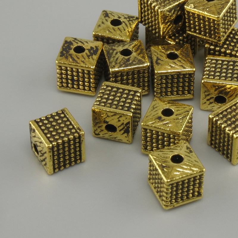 Koralik-wstawka w kształcie sześcianu w kolorze żółtego złota, średnica 6×6 mm ± otwór, średnica 2 mm ± opakowanie 20 g (~15 szt.)