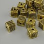 Koralik-wstawka w kształcie sześcianu w kolorze żółtego złota, średnica 6×6 mm ± otwór, średnica 2 mm ± opakowanie 20 g (~15 szt.)