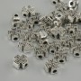 Koralik-wstawka w kształcie krzyża, kolor metalu: srebrny, średnica 7×7 mm, otwór 2,2 mm, opakowanie 20 g (~37 szt.)