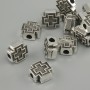 Koralik-wkładka w kształcie krzyża, kolor metalu srebrny, średnica 9×9 mm ±, otwór 3 mm ±, opakowanie 20 g (~15 szt.)
