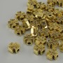 Koralik-wstawka w kształcie krzyża, kolor metalu: żółte złoto, średnica 7×7 mm, otwór 2 mm, pakowanie 20 g (~39 szt.)