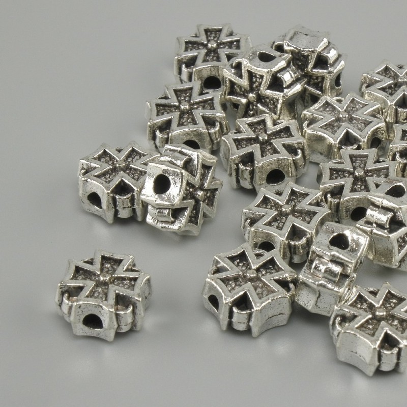 Koralik-wkładka w kształcie krzyża, kolor metalu srebrny, średnica 8×8 mm ±, otwór 2 mm ±, opakowanie 20 g (~18 szt.)