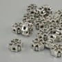 Koralik-wkładka w kształcie krzyża, kolor metalu srebrny, średnica 8×8 mm ±, otwór 2 mm ±, opakowanie 20 g (~18 szt.)