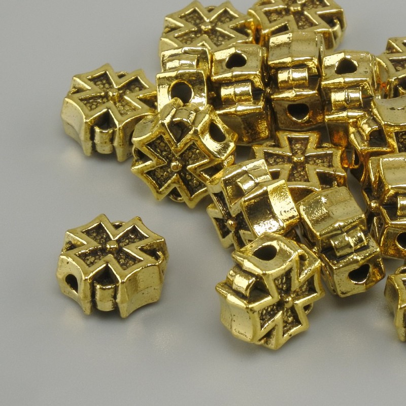 Koralik-wstawka w formie krzyża, kolor metalu: żółte złoto, średnica 8×8 mm ±, otwór 2 mm ±, opakowanie 20 g (~17 szt.)