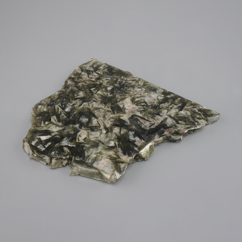 Cena za 100 g! Pamiątkowa płytka z naturalnego lepidolitu, wymiary 125×105×4 mm ±, asortyment rozmiarów