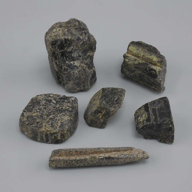 Naturalny nieoszlifowany turmalin szorl, średnica 21-40×12-26 mm ± (różnych rozmiarów) (Cena za 100 g)