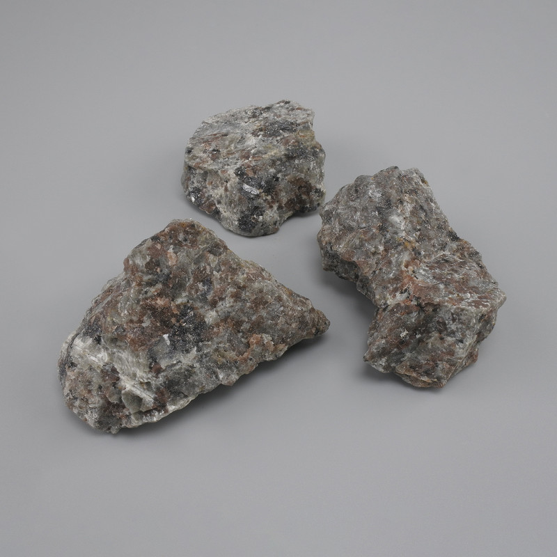 Gabro naturalny nieobrobiany kamień, średnica 58-62×46-52 mm +/- (asortyment rozmiarów) (Cena za 100 g)