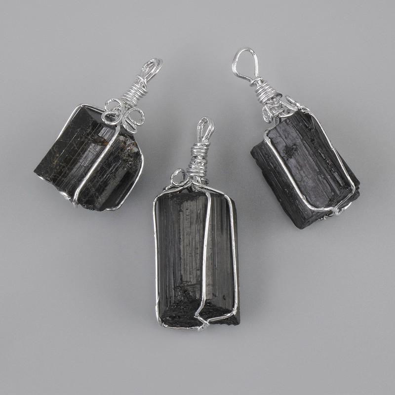Wisiorek nieoszlifowany turmalin Schorl w srebrnym opleceniu 24×22 mm+-, długość 43 mm+- (rozmiar asortymentowy)