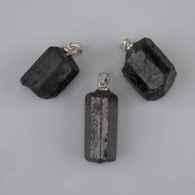Wisiorek z nieobrobionym turmalinem Schorl 30–40×11–20 mm ± (różne rozmiary)