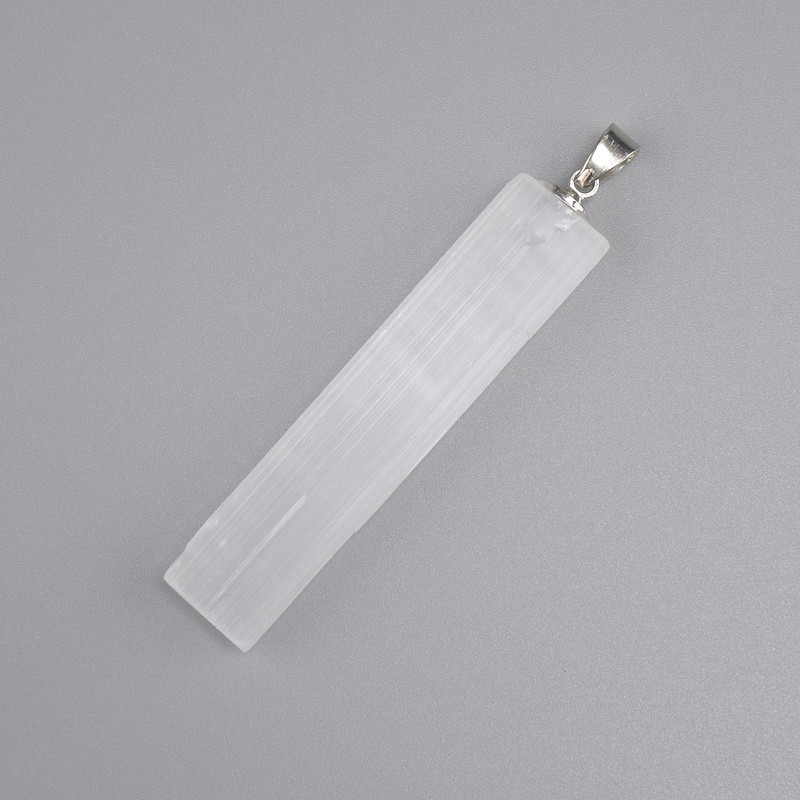 Wisiorek z minerału selenitu nieobrobiony 53×12 mm ±, długość 64 mm+
