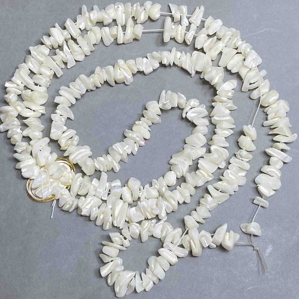 Koraliki Macica perłowa okruch, średnica 8-12x2-4mm+-, długość 88cm+- na żyłce