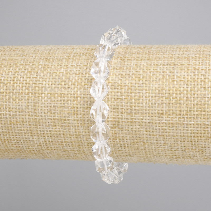 Bransoletka z kryształu górskiego, o wielokątnych fasetach, średnica 9×8 mm +-, długość 18 cm +-, elastyczna
