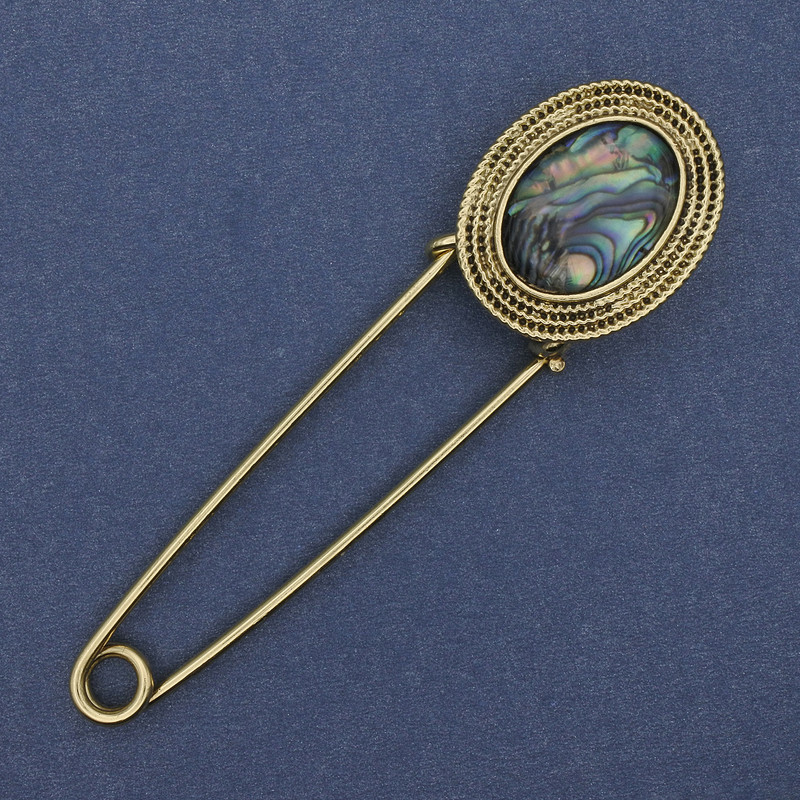 broszka-spinka z naturalnym halitem, metalem złocistym 80×22 mm+