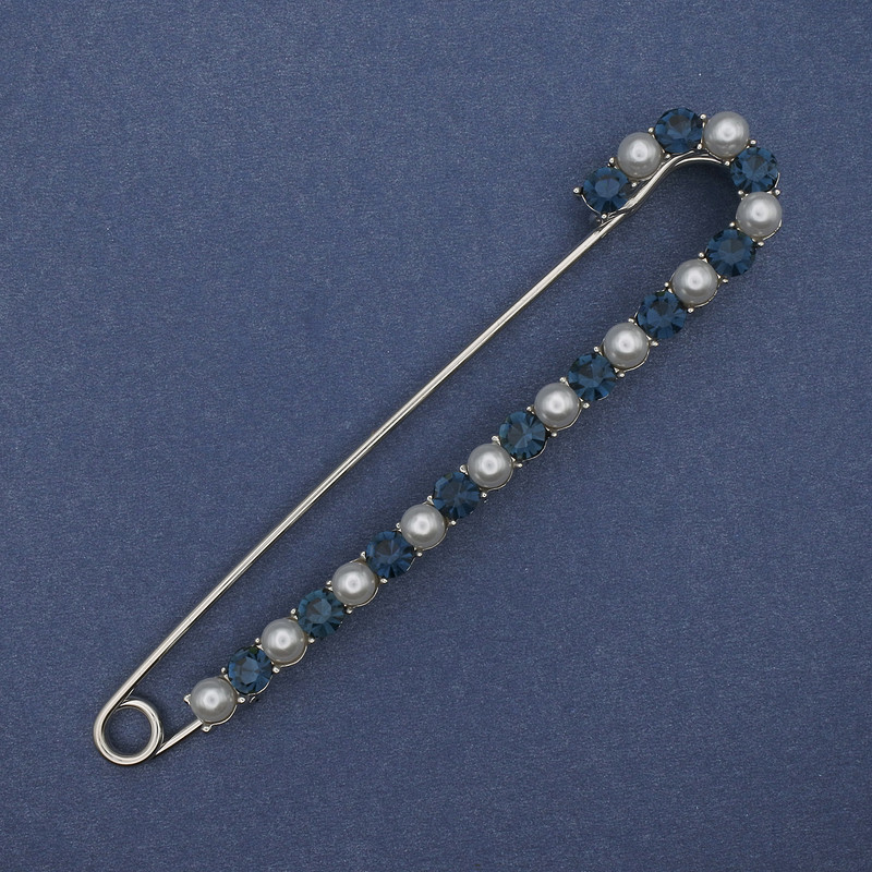 Broszka-spinka z cyrkoniami i perłami Majorki 102×20 mm ± metal o barwie srebrnej