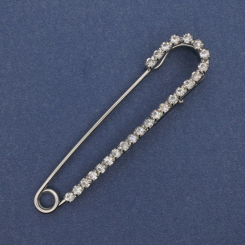 Broszka–spinka z białymi kryształami, 72×16 mm ± srebrny metal