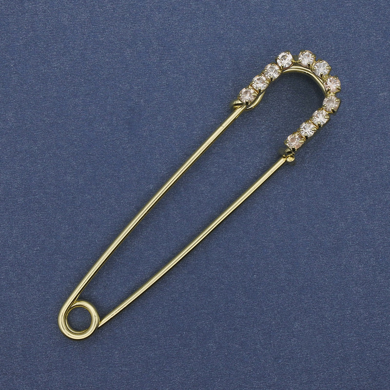Broszka-spinka z białymi cyrkoniami, 70×16 mm ± złocisty metal