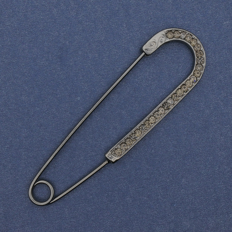 Elegancka broszka-spinka ze szarymi kryształami, 68×19 mm, ciemnosrebrny metal
