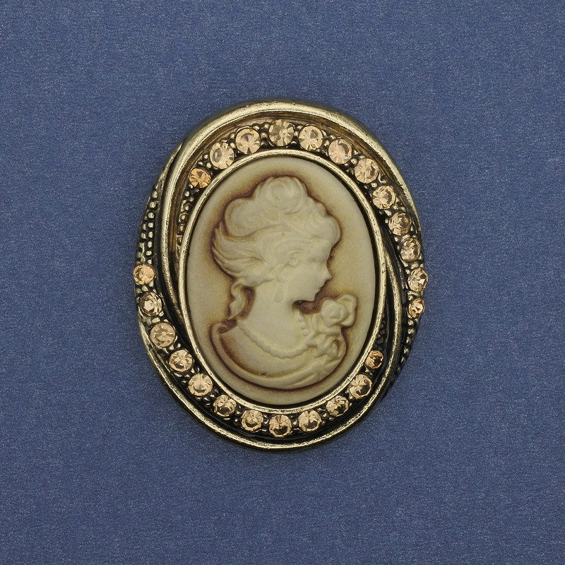 Broszka-kamea „Dama” z kryształami w złocistym metalu 44×37 mm +