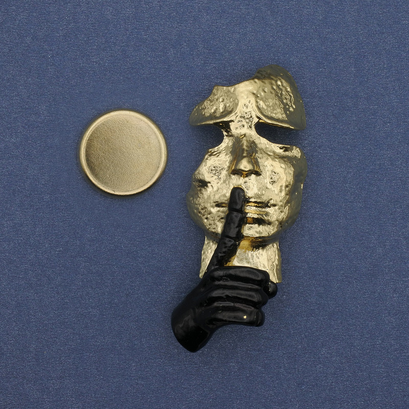 Broszka na magnesie «Akcent Osoba» z emalią i złocistym metalem 53×23 mm+