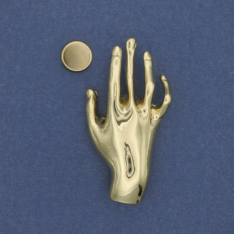 Broszka magnetyczna w kształcie dłoni, metal złocisty, 27×55 mm+