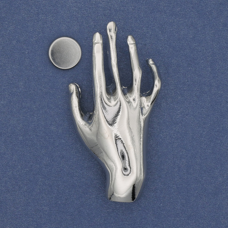 Broszka na magnesie – Ręka, metal srebrzysty, 27×55 mm+