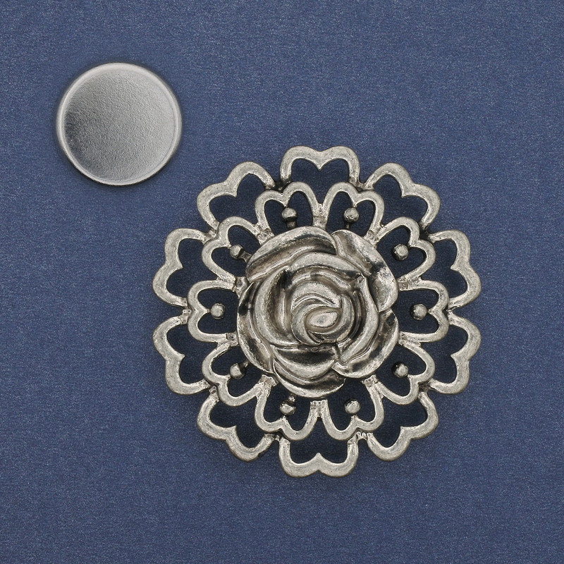 Broszka na magnesie, kwiat ze srebrzystego metalu, 42 mm+