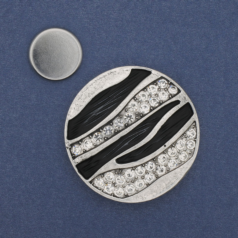 Broszka magnetyczna Akcent, biały kryształ strassowy, emalia, metal srebrzysty, 41 mm+