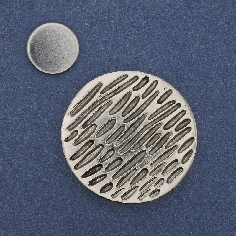 Broszka na magnesie Akcent 41 mm+ — metal srebrzysty