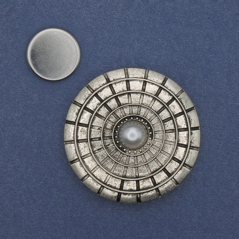 Broszka na magnesie Akcent Perła – srebrzysty metal, 40 mm+