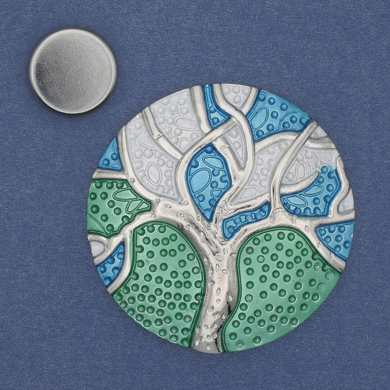 Broszka na magnesie Akcent – emalia srebrzysta, metal srebrzysty 48 mm+