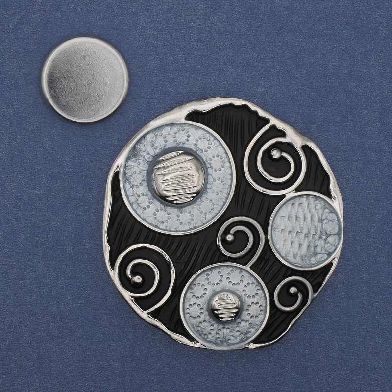 Broszka na magnesie Akcent – emalia, metal srebrzysty, 45 mm+