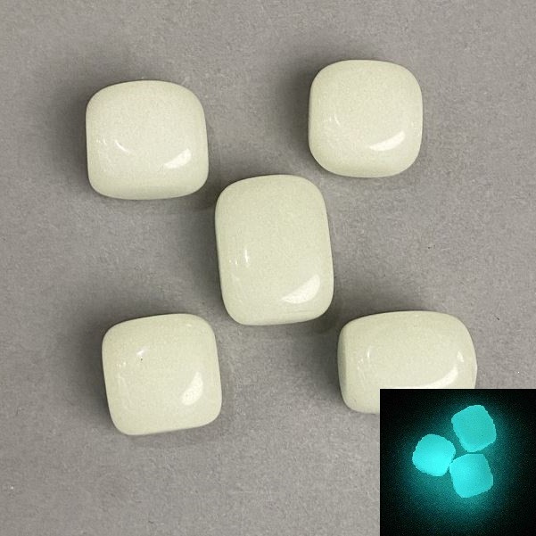 Naturalny kamień Onyks świecący w ciemności, fasetowany 25×17 mm (+-) opakowanie 100 g turkusowe świecenie