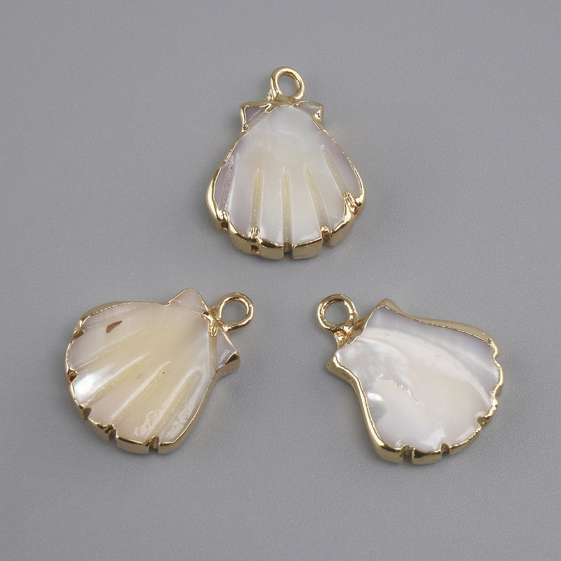 Wisiorek z masy perłowej — muszla w oprawie, średnica 17x13 mm+