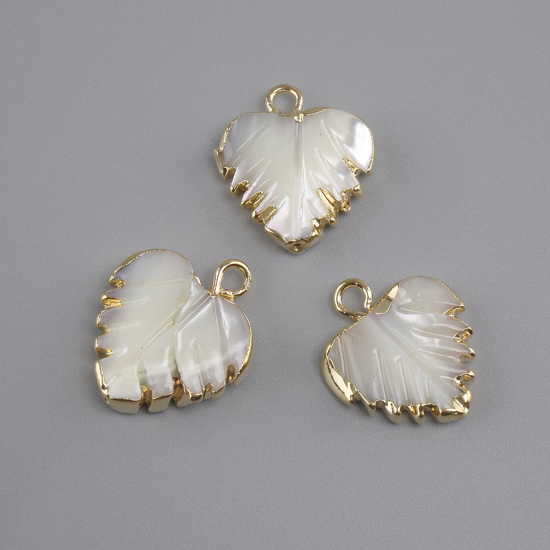 Wisiorek z masy perłowej w kształcie liścia, średnica 16×14 mm+