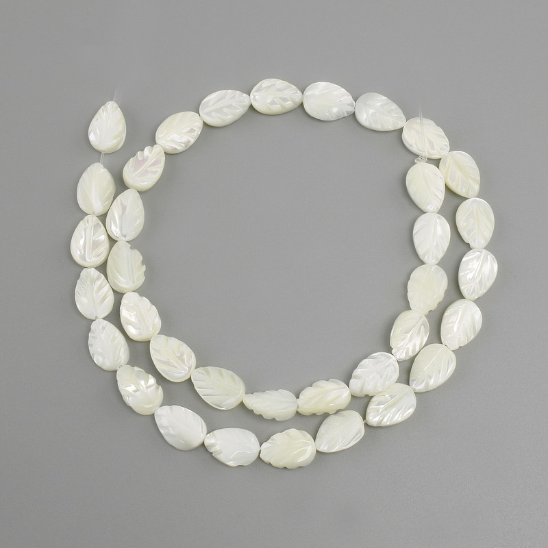 Koraliki z perłowym połyskiem w kształcie liścia, średnica 12×8 mm, długość ok. 41 cm, na nitce