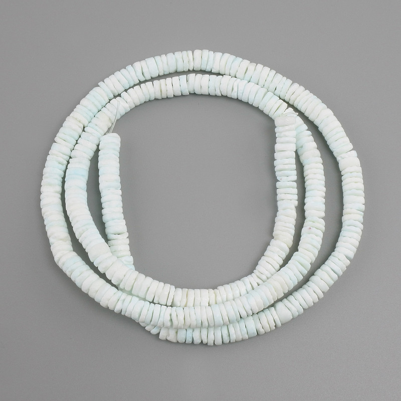 Koraliki nieobrobione z muszli Skafarka w kształcie rondla, średnica około 6 mm, grubość 1,5–2 mm, długość 61 cm +/- na żyłce