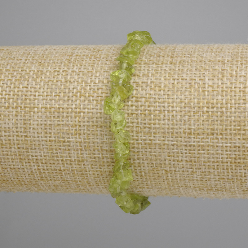Bransoletka z chryzolitu – drobne fragmenty, średnica 6-7×2-4 mm, długość 18 cm, elastyczna