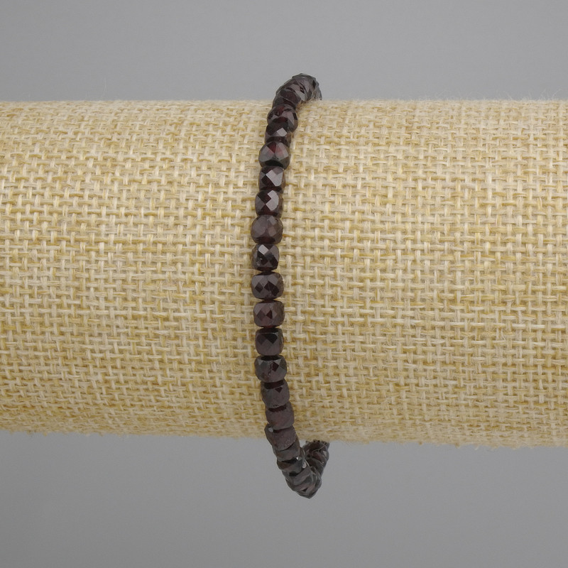 Bransoletka Granat fasetowane kostki, średnica 4×4 mm, długość 18 cm, elastyczna